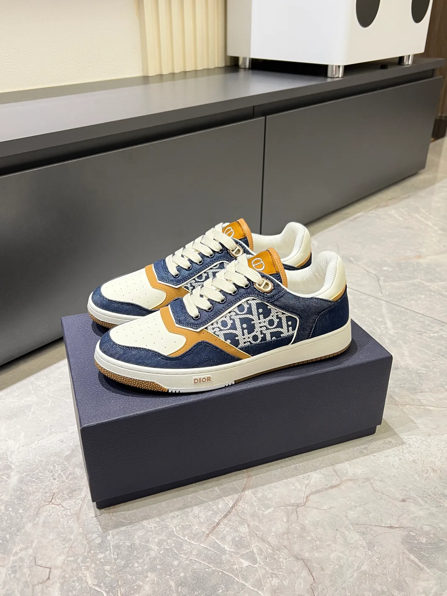 Men's shoes 💰p400 "Dio*" mid-top B27 casual sneakers. This B27 high-top sneaker is a new product in the series and continues Di*r's classic style. Crafted from gray and white smooth calf leather with beige and black Oblique print panels on the sides. The "CD Icon" shaped shoelace eyelets are clever and delicate, and the two-color rubber sole, rear collar and heel are all equipped with the brand's iconic details to enhance the style. Oblique printed straps at the ankle allow for an adjustable fit to complement the overall design. Fashionable and versatile, it can complement any look. Create an exquisite design with unique dynamic vitality and modern atmosphere, presented in low-top and high-top styles. This new must-have shoe adds a new dimension to Dior's archive heritage, embodying modern elegance. Purchase the original version and make it 1:1. If you need top quality, please come to me! Male 38-44!